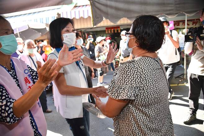 国民党高雄市长参选人柯志恩13日上午前往旗山老街拜票，，现场不少摊贩相当惊喜，有摊商表示，期待换人做做看，另有摊商主动当起柯志恩分身，向乡亲恳托支持柯志恩。(柯志恩办公室提供／林雅惠高雄传真)
