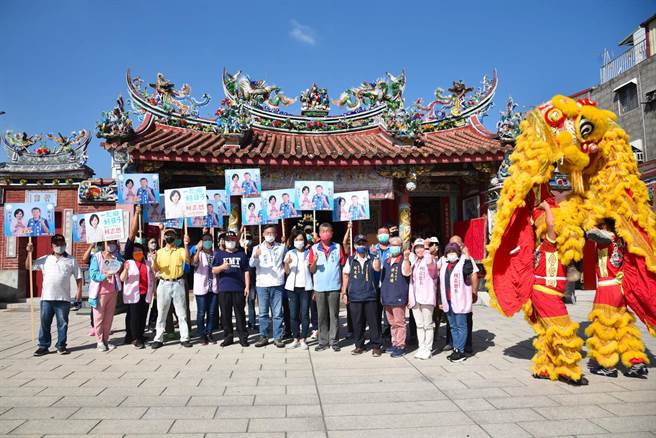 柯志恩今天一早前往旗山老街拜票，随后到旗山天后宫参拜及前往国民党市议员参选人林义迪的竞选总部成立大会。(柯志恩办公室提供／林雅惠高雄传真)