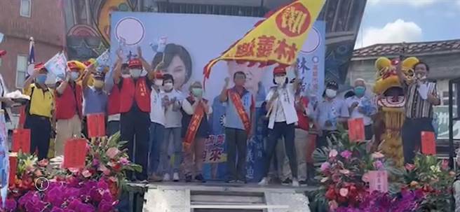 柯志恩今天一早前往旗山老街拜票，随后到旗山天后宫参拜及前往国民党市议员参选人林义迪的竞选总部成立大会。(林雅惠摄)