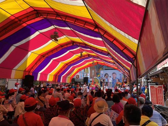 柯志恩今天一早前往旗山老街拜票，随后到旗山天后宫参拜及前往国民党市议员参选人林义迪的竞选总部成立大会。(林雅惠摄)