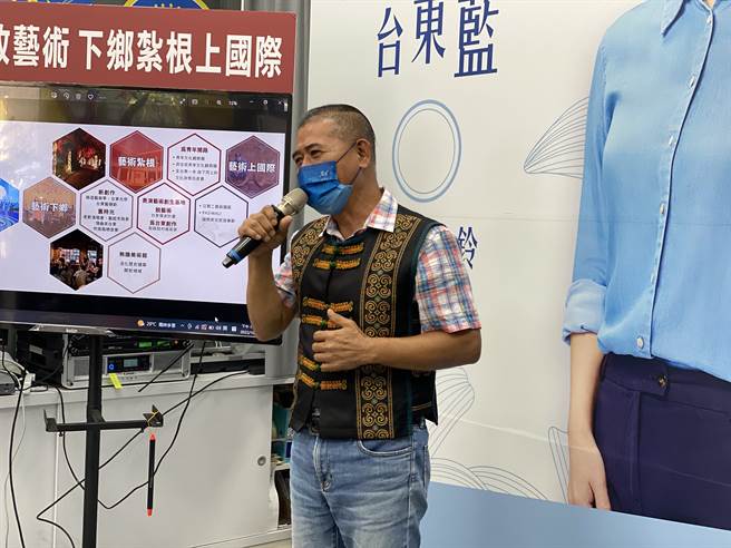 饶庆铃13日发表艺文政见，吉卢夫敢民宿的老板邬久子说，原本游客经过南迴公路车子不会停下来，也不知道走进部落看看。（蔡旻妤摄）