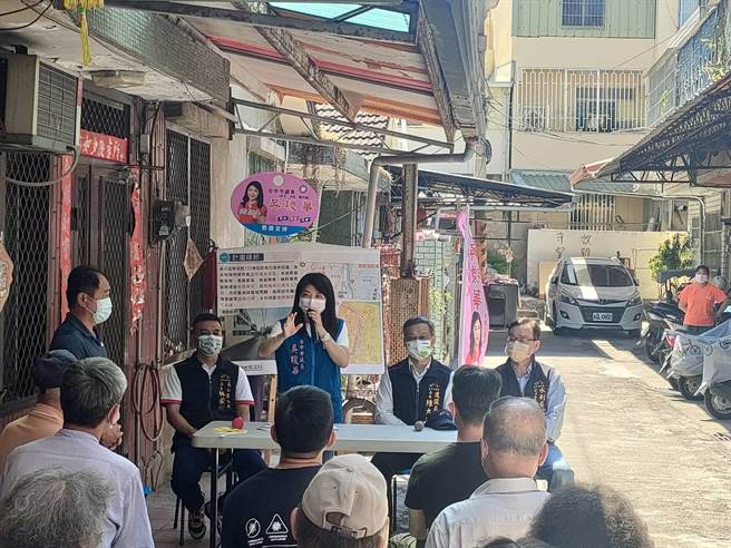 台中市议员吴琼华10日上午邀请建设局、水利局、当地区长、里长一起会勘，与地方民眾面对面交流，说明学田路722巷弄打通工程进度。（潘虹恩摄）