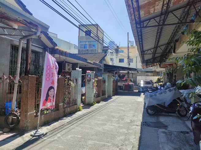 台中市乌日区学田路722巷地势低洼易淹水，且道路狭窄出入不易，将由建设局编列预算打通，水利局建置雨水下水道协助改善。（潘虹恩摄）