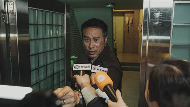 张孝全饰演过气名嘴，意外卷入棒球情杀命案被媒体包围。（威视提供）