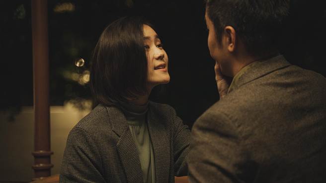 片中锺瑶（左）加戏捏脸张孝全，亲密小动作增加夫妻情趣。（威视提供）