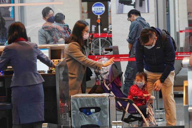 美国目前仍列台湾为3级旅游建议。图为旅客办理登机手续的画面。（黄子明摄）