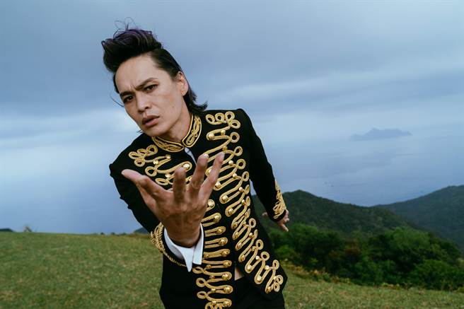 黃鐙輝化身台版麥克傑克森大唱超俗片尾曲。（三禾行銷提供）