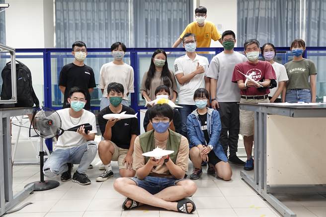 「流鱼型式水下仿生设计竞赛」，学生融合海洋知识与3D列印技术，挑战仿生鱼体「游得远且不触地」，海洋工程学系团队打造轻巧流线型的「剑鱼」鱼体，成功拿下冠军。（国立中山大学提供／袁庭尧高雄传真）