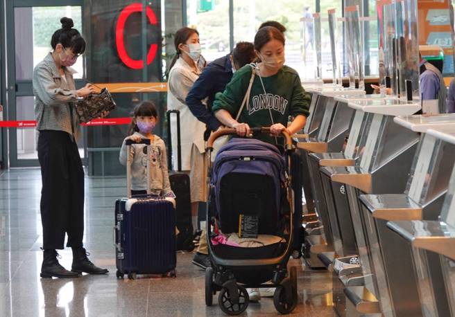 台湾时隔939天重新开放边境，王必胜曝感想。图为民眾办理登机手续的画面。（黄子明摄）