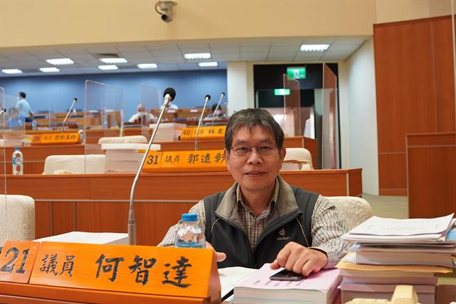 新竹县议员何智达关心台1县交通，建议打掉中央分隔岛并加速替代道路计画。（新竹县府提供／邱立雅竹县传真）