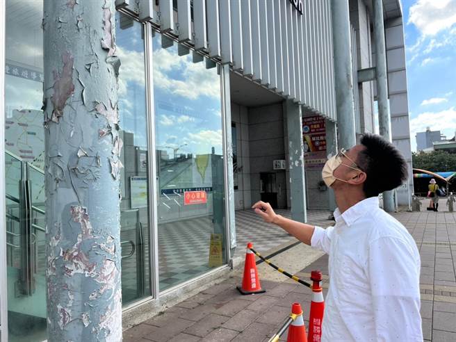 民进党新竹县长参选人周江杰认为明新科大到新丰火车站路段是新丰门面，应整顿道路环境与市容，并还给民眾乾净好走的人行道。（周江杰团队提供／邱立雅竹县传真）