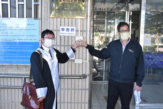 竹南鎮長方進興（右）13日委任律師姚智瀚赴苗栗地檢署遞狀控告康世儒涉違反選罷法。（謝明俊攝）