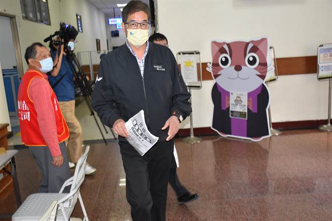 竹南鎮長方進興（右）13日委任律師姚智瀚赴苗栗地檢署遞狀控告康世儒涉違反選罷法。（謝明俊攝）