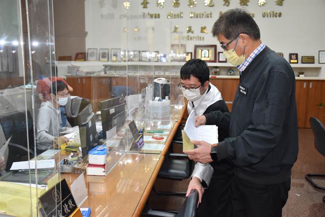 竹南鎮長方進興（右）13日委任律師姚智瀚赴苗栗地檢署遞狀控告康世儒涉違反選罷法。（謝明俊攝）