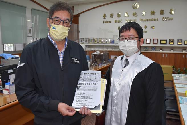 竹南鎮長方進興（右）13日委任律師姚智瀚赴苗栗地檢署遞狀控告康世儒涉違反選罷法。（謝明俊攝）