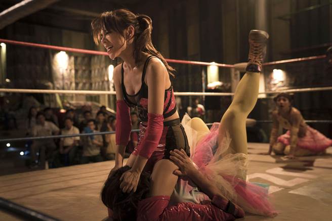 夏于乔把AV里的爱情动作抚摸胸部、震动等招式放到擂台上。（满满额娱乐提供）