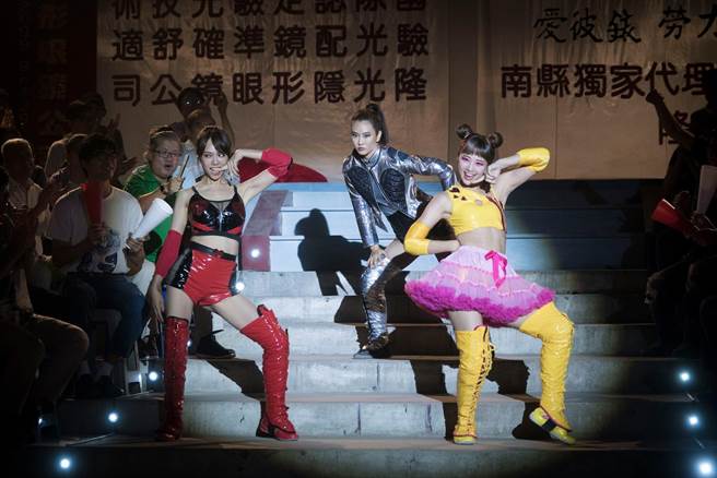 夏于乔（左起）、黄心娣、吴映洁大跳热舞，吴映洁爆料看黄心娣跳舞险笑场。（满满额娱乐提供）