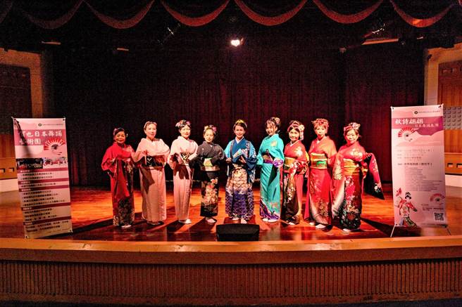 玄奘大学12日举办「秋诗翩翩日本舞踊表演」活动，由应用日语学系与国际中心邀请日本舞踊教师徐秀梅及「贺也日本舞踊艺术团」来校表演。（玄奘大学提供／王惠慧新竹传真）