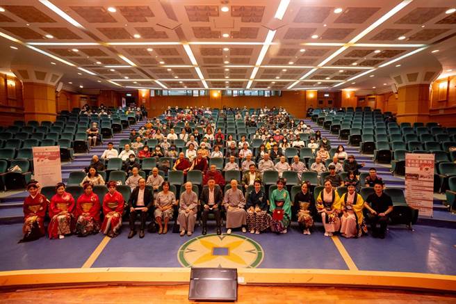 玄奘大学12日举办「秋诗翩翩日本舞踊表演」活动，吸引约180位校内外人士报名参加。（玄奘大学提供／王惠慧新竹传真）