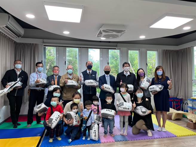 台铁宜兰职场教保中心今日揭牌，小朋友们背着蓝皮解忧号小书包快乐上学(台铁提供)