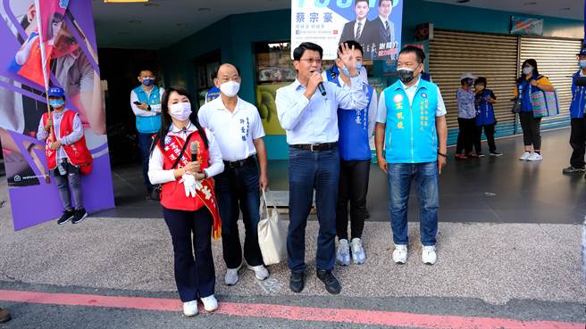 谢龙介（右三）今天上午进行拜票行程，在路口宣讲时，宣传车停在后方黄线上遭民眾爆料违停。（市长参选人谢龙介竞选团队提供／李俊淇台南传真）