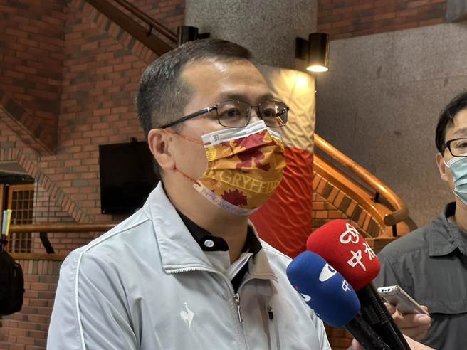 前台北市议员罗智强今天上午出席新党市议员侯汉廷「以疫牟利」新书发表会，接受媒体联访。（杨亚璇摄）