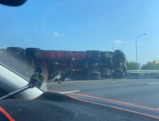 国道1号北上云林西螺路段今（13）下午1时许发生一辆载满废铁的联结车翻覆意外，车上载运的废铁全散落在车道上，波及三线车道。（翻摄自记者爆料网）