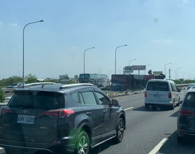 国道1号北上云林西螺路段今（13）下午1时许发生一辆载满废铁的联结车翻覆意外，车上载运的废铁全散落在车道上，波及三线车道。（翻摄自记者爆料网）