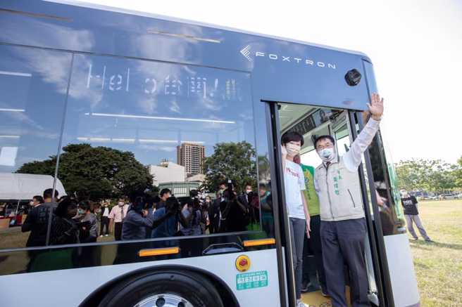台南市长黄伟哲(右)表示，最先进的电动公车在台南。(图取自黄伟哲脸书)
