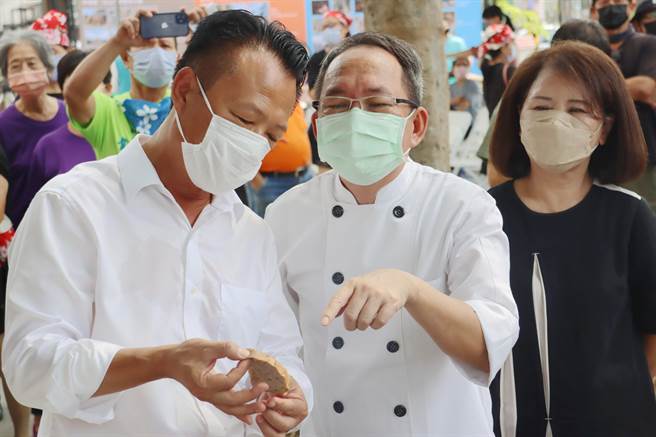 麵包师傅吴宝春也获邀参与，呈现与本地烘培坊协同创作开发在地食材的专属麵包，并向嘉义县翁章梁解说使用的材料。（吕妍庭摄） 