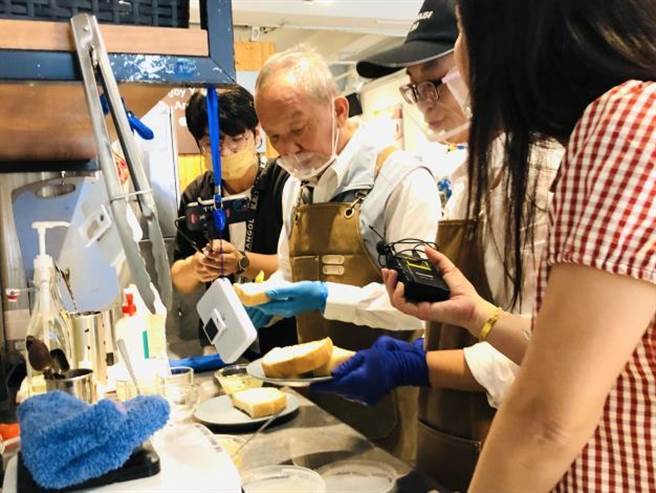 苗栗县长徐耀昌13日扮演一日优格师，推销返乡青年优良优格。（苗栗县政府提供／谢明俊苗栗传真）