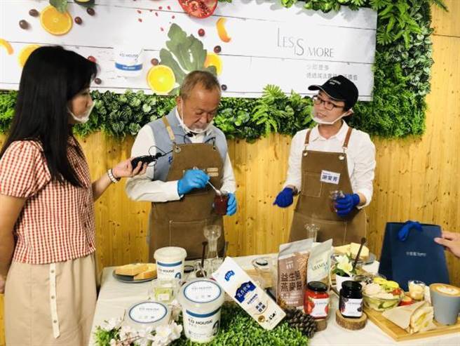 苗栗县长徐耀昌13日扮演一日优格师，推销返乡青年优良优格。（苗栗县政府提供／谢明俊苗栗传真）