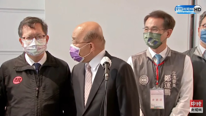 行政院长苏贞昌（中）13日受访时谈到阁揆位置一事，称「谁对阁揆有兴趣可推荐」，接着马上看向身旁的桃园市长郑文灿（左），并大笑出声。（图／翻摄自中时新闻网直播）