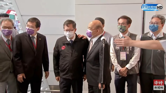 行政院长苏贞昌（中）13日受访时谈到阁揆位置一事，称「谁对阁揆有兴趣可推荐」，接着马上看向身旁的桃园市长郑文灿（左），并大笑出声。（图／翻摄自中时新闻网直播）