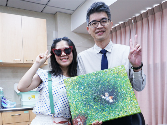 中国附医乳房医学中心主任刘良智医师（图右）与乳癌病友刘小姐共同呼吁乳癌患者应积极治疗。图：刘良智医师提供