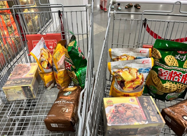 女网友逛卖场时惊见有台推车的内容物和她买的东西一模一样，惊呼「撞车了！」。(翻摄脸书Costco好市多商品经验老实说)