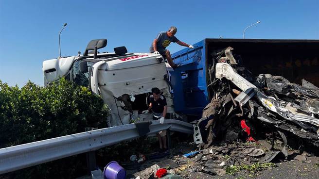 云林县消防局派遣5名警消前往救助，受困者为43岁游姓司机，头部有撕裂伤，所幸意识清醒。（云林县消防局提供）
