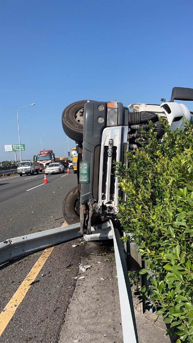 云林县消防局派遣5名警消前往救助，受困者为43岁游姓司机，头部有撕裂伤，所幸意识清醒。（云林县消防局提供）
