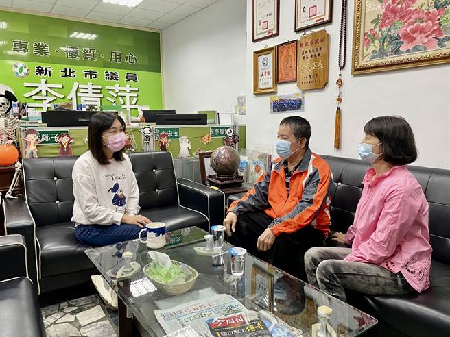 新北市议员李倩萍时常接获选民服务案件，大至地方建设，小到感情问题都有。（李倩萍服务处提供）