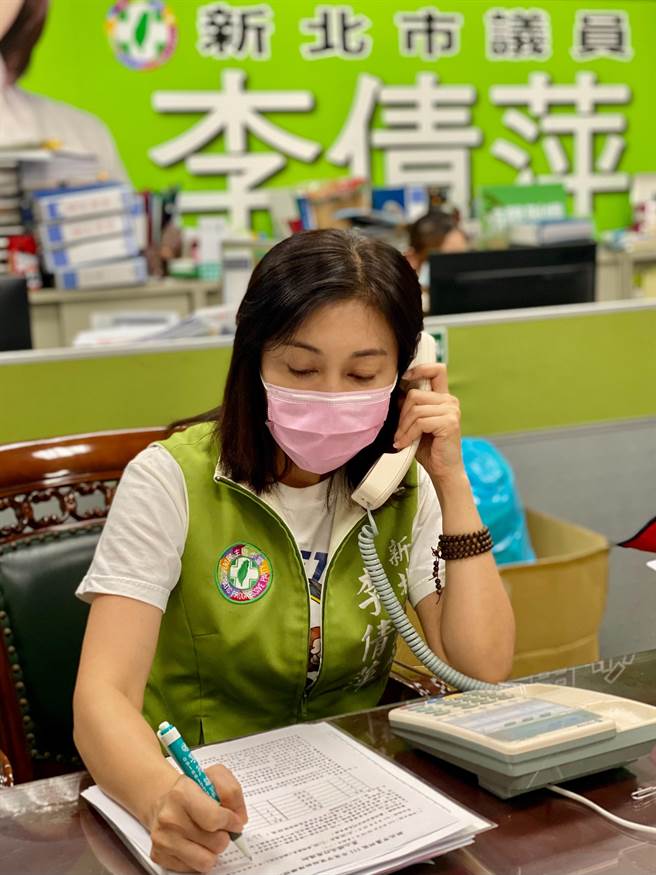 李倩萍说最近常有民眾向她谘询感情问题，服务处快变成「恋爱教室」。（李倩萍服务处提供）