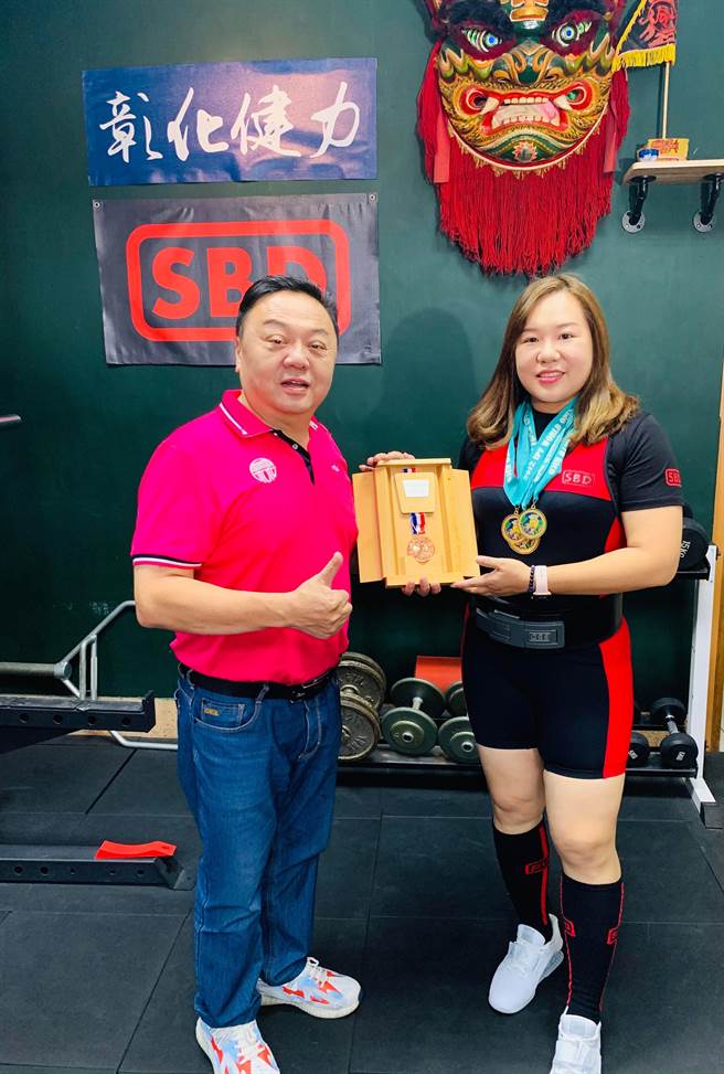 张雅雯表示，国二开始接触健力，启蒙教练就是游振雄，过去在他的带领下，征战世界各大比赛。（张雅雯提供／吴建辉彰化传真）