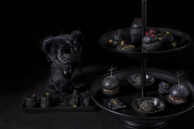 台北W饭店携手法国黑魂品牌BLVCK打造「闇黑系法式下午茶」，一路黑到底，「食」尚感爆棚。（W饭店提供）