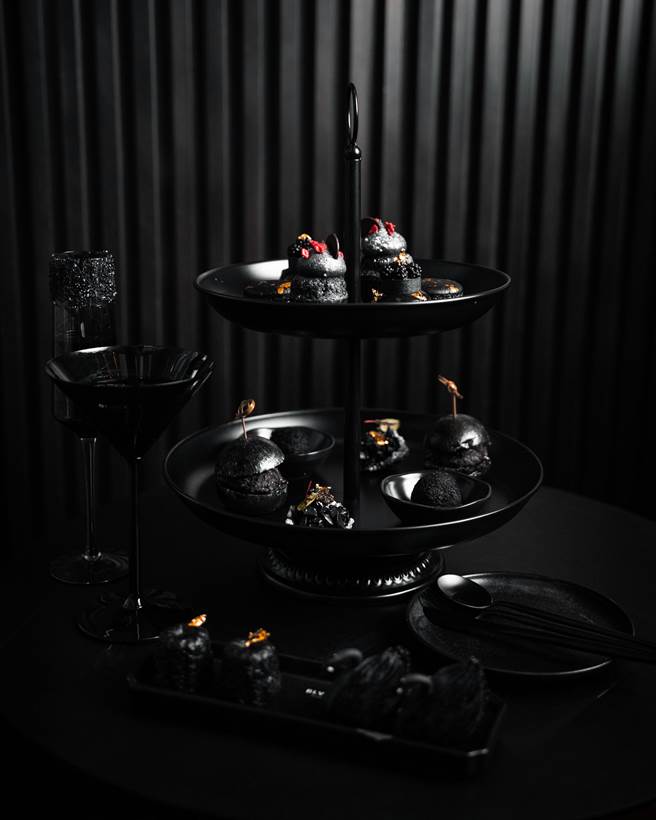 「闇闇黑下午茶双人套组」包括5款甜食和3款咸食，每人含1杯咖啡或茶饮，加上1杯主题调酒，售价2688元加1成。（BLVCK提供）