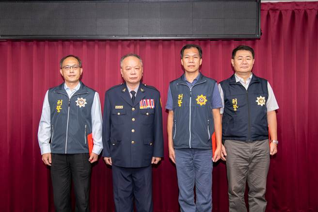 台中市警察局长蔡苍柏（左二）利用警察局周报会议时颁奖，并亲自颁发慰勉金。（台中市警察局提供／张妍溱台中传真）