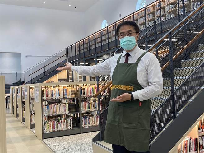 黄伟哲上月开箱中西区图书馆。(曹婷婷摄)