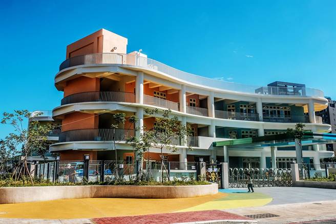 嘉丰托婴中心传因人事问题，教师流动率高，县府社会处长李国禄指业者用高薪聘用1名新主任后已解决。（罗浚滨摄）