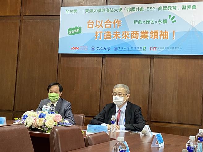 東海大學2020年在傑出校友黃齊元（右）協助下，和以色列海法大學締結為姊妹校，東海大學校長張國恩（左）說，未來跨國共創ESG商管教育。（張妍溱攝）