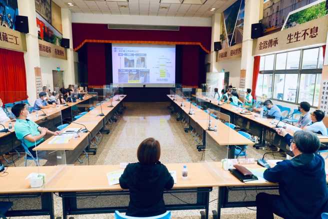 對於屏鵝公路優化工程造成民眾不便，民進黨屏東縣長候選人周春米13日前往交通部公路總局第三區養護工程處掌握相關進度，並針對民眾遇到的問題進行研議。（圖／翻攝自周春米臉書）