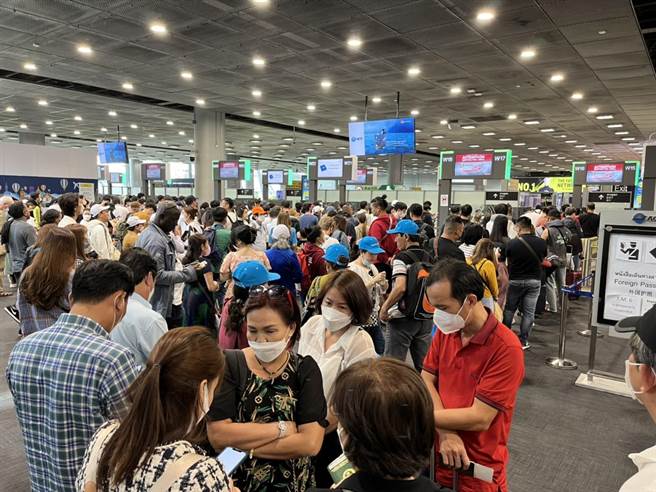 赴泰国旅行团表示泰国机场人潮多(雄狮旅游提供)