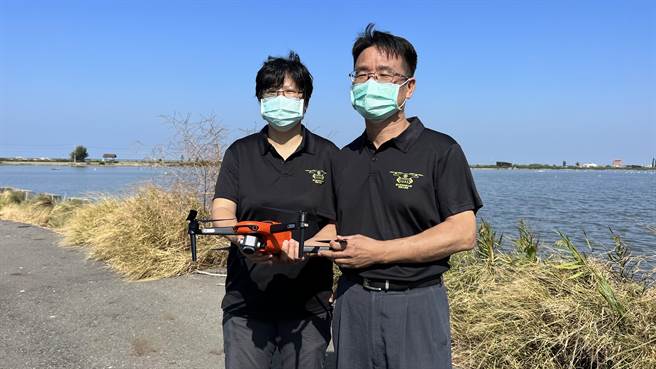 南市府請來雲林科技大學助理教授陳靜茹（左）及特聘教授吳先晃（右）團隊執行這項計畫。（張毓翎攝）